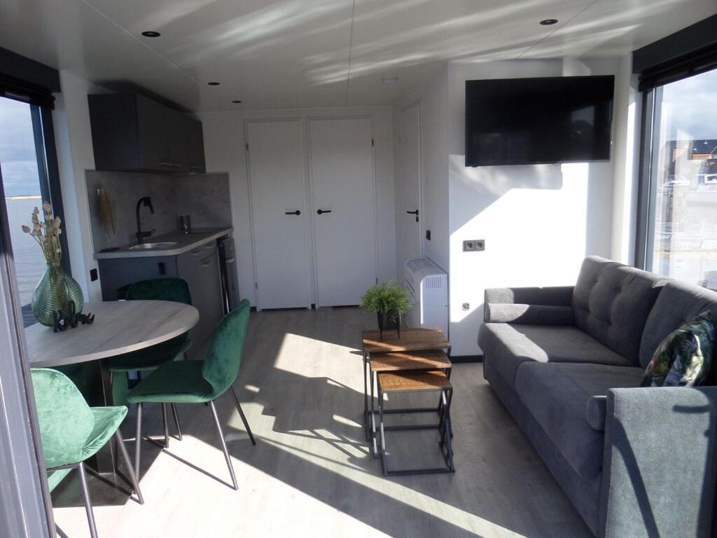 Modern Houseboat With Air Conditioning Located In Marina Uitgeest Екстериор снимка