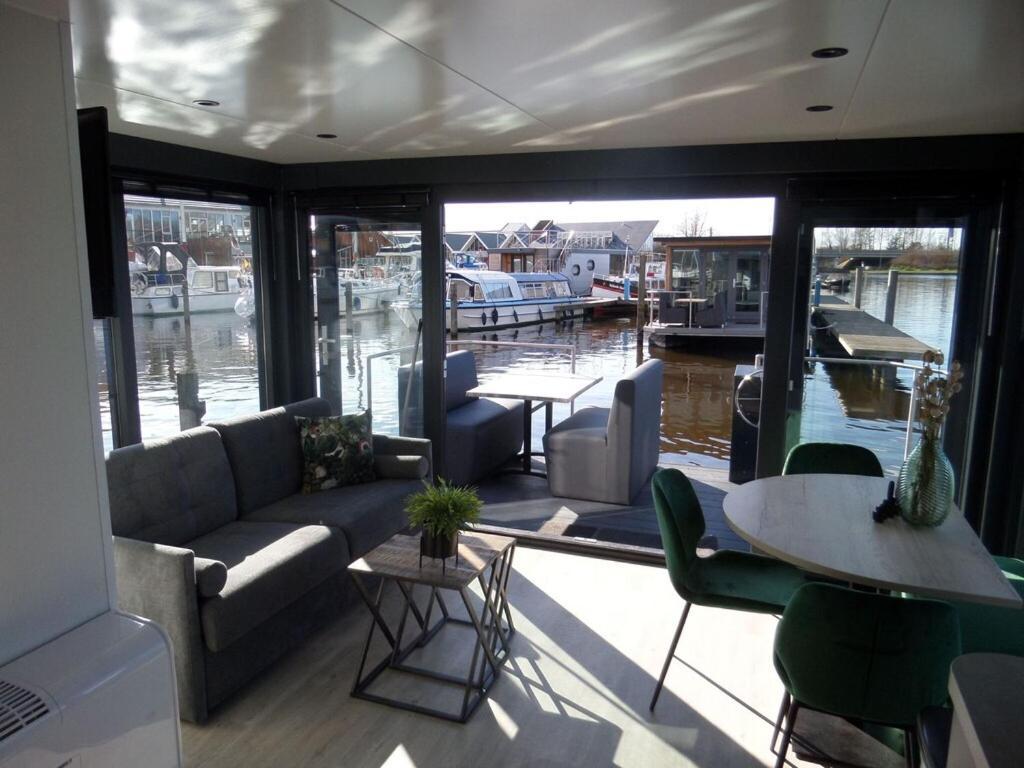 Modern Houseboat With Air Conditioning Located In Marina Uitgeest Екстериор снимка