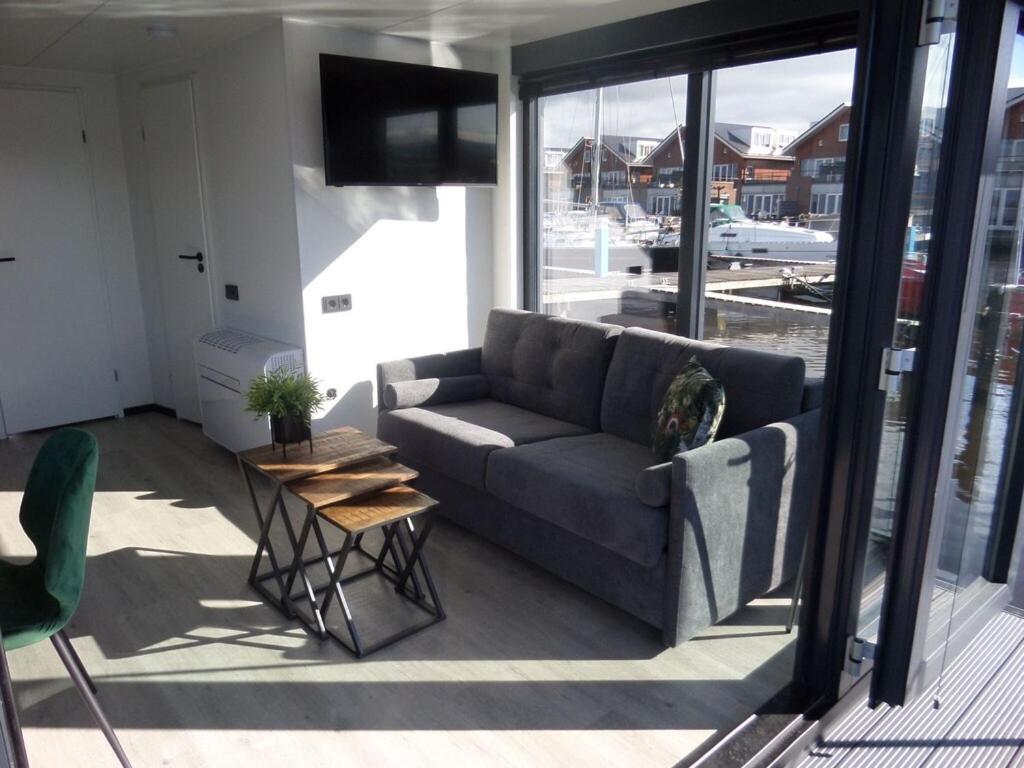 Modern Houseboat With Air Conditioning Located In Marina Uitgeest Екстериор снимка