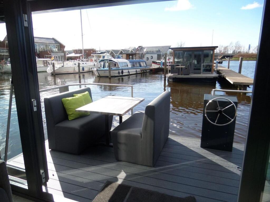 Modern Houseboat With Air Conditioning Located In Marina Uitgeest Екстериор снимка
