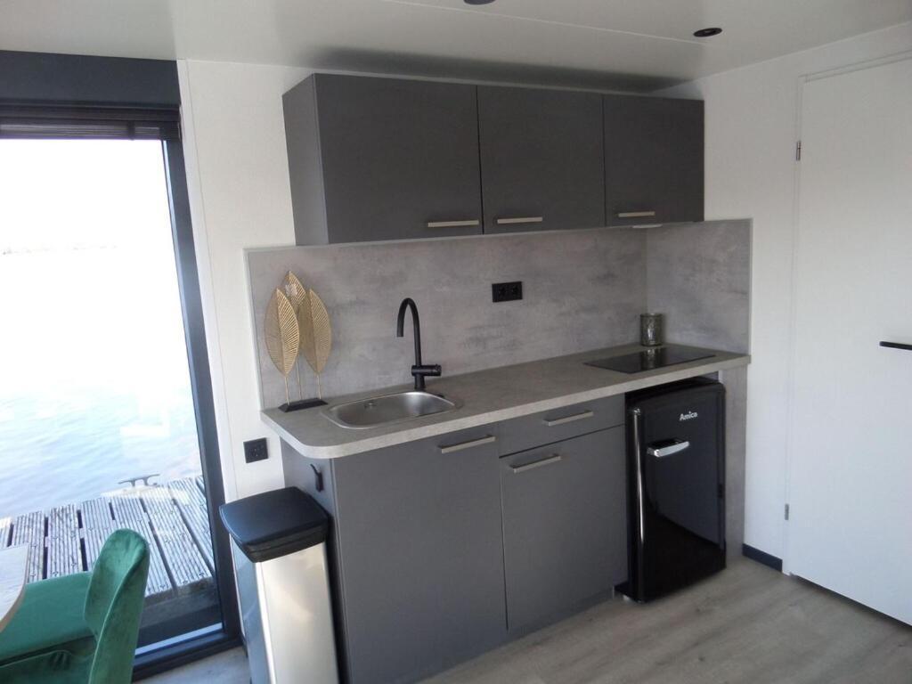 Modern Houseboat With Air Conditioning Located In Marina Uitgeest Екстериор снимка
